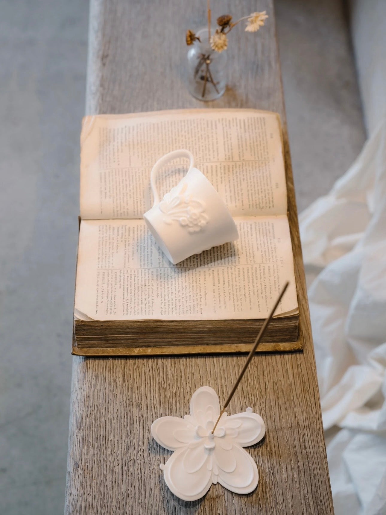 White Porcelain Mug with Floral Relief and Swan Handle, 150ml